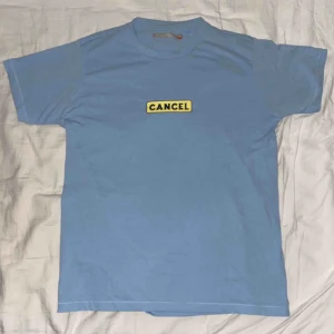  - Snygg ljusblå T-shirt från Carlings. Knappt använd. Säljer då den inte kommer till användning. Frakt ingår ej.