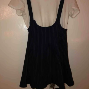  - Säljer en väldigt fin kjol med hängslen/klänning från Forever 21 i storlek M, men den passar även S 🌩 Använd en gång. Jättefin med en vit t-shirt eller skjorta under!