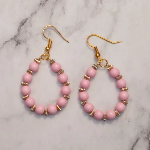  - Fina örhängen med rosa pärlor. Nickelfria. Obs! De är inte orangea som på bilden, Photoshop ändrar färgerna för mig 🙃 Fri frakt vid köp över 100:-.