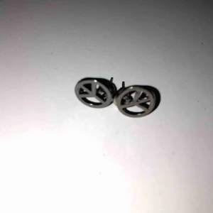  - Ett par peacemärkes örhängen som är nästintill oanvända. Köparen betalar frakten