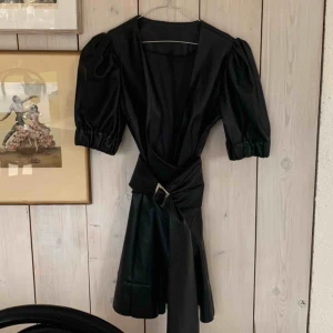  - NLY Trend - PU klänning Nypris: 599 kr. Mitt pris: 100 kr + 63 kr frakt. Storlek: 36  Svart PU klänning från NLY trend med puffärm + bälte i midjan, aldrig använd. 100% viskos.