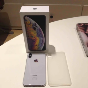  - Säljer min iPhone XS 256 GB är i bra skick använt skal ingår kartong laddare och en genomskinligt skal