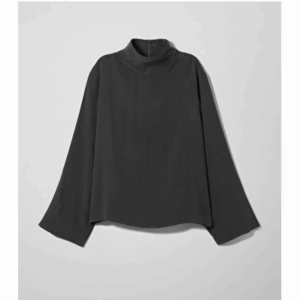  - Weekday Evelina Blouse.  Sjukt snygg blus från weekday med lite högre krage! Använd en gång och säljes då jag insåg att den var lite för liten för mig och jag därför köpte en större storlek. 