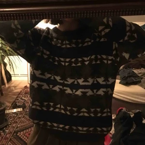  - Mysig stickad mönstrad tröja från Weekday. Väldigt varm och gosig. Grå vit och mörkblå