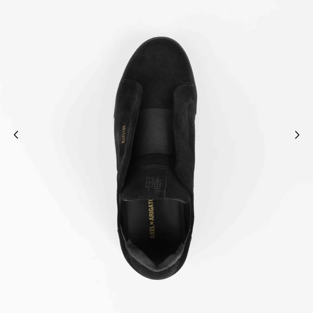 Söker skor som liknar dessa! Helst svarta men spelar ej någon större roll. Dem ska se ut som på bilden med resårband över mitten (alltså helt utan skosnören). Storlek 42. Skor.