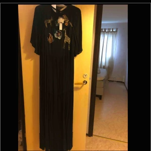  - Långklänning med spets på ryggen och fina detaljer fram till , aldrig använd prislapp på 