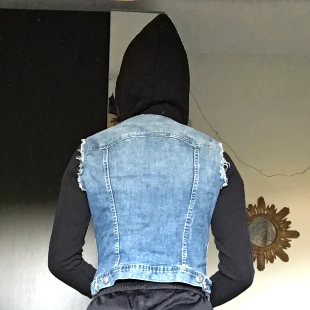 En jeans jacka med hoodie luva och ärmar, det står storlek S men jag skulle säga mer XS, supersnygg men används tyvärr inte längre. Frakt: 44 kr. Tröjor & Koftor.