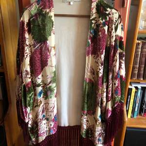 Somrig kimono från Zara med sammet detaljer  Mått: 66 cm breed 81 cm lång inkl fransarna  Storleken är M. 200 + 66 frakt