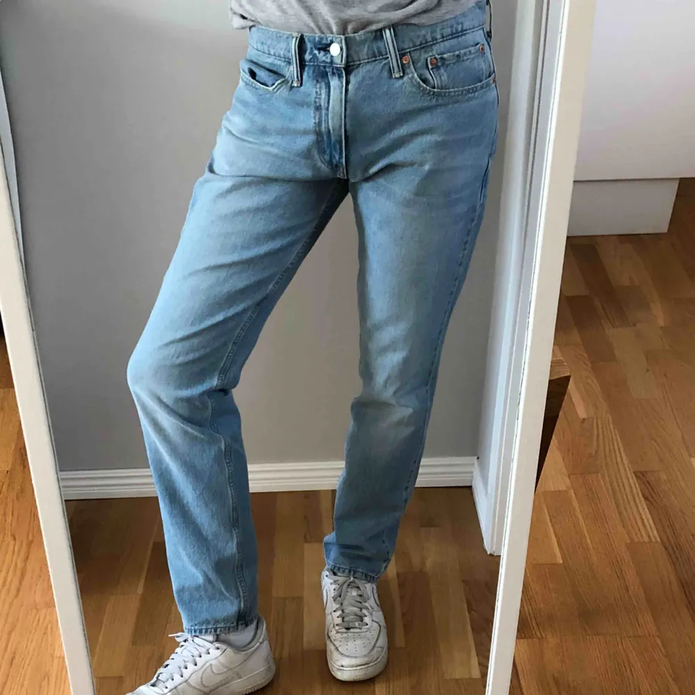 Supersnygga, bekväma och nästintill oanvända Levis Jeans! På lappen står det 34/34 men jag skulle säga att de sitter som jeans i 32/32 brukar göra på mig! Säljer pga för mycket byxor. Ett KAP! Köpare står för frakt! 💓. Jeans & Byxor.