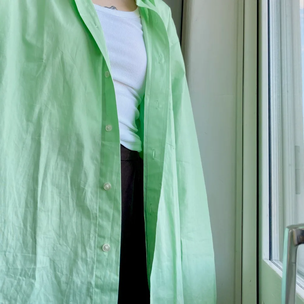 Så fin oversize skjorta i en pastellgrön färg!!! Märket är massaro 💚  det är storlek L i skjortan men sitter snyggt oversize från xs-m 🌱 120kr+frakt (63kr). Skjortor.