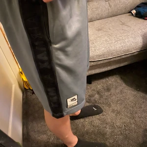 Nike Air Max shorts  - Riktigt snygga nike-shorts som är i 10/10 skick. Säljer för att dom är för stora på mig. Sätter ett pris på 450 men det kan diskuteras. Du står för frakt eller så möts vi upp i Kalmar. 
