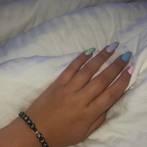 Fuckcancer armband - Ett svartvitt fuckcancer armband. Har redan en hel del och säljer därför detta! Frakt tillkommer