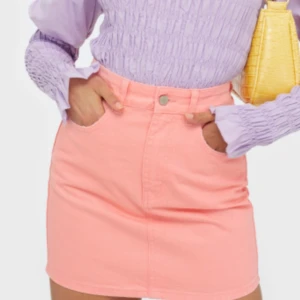 Manchester Kjol  - Kjolen på bilderna liknar den jag har! En kjol som knappt är använd och är i riktigt bra skick! Köpt för 250kr 💘 