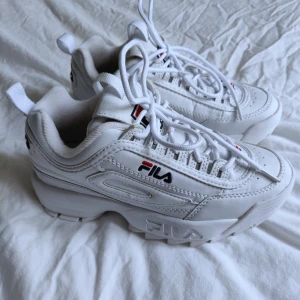 FILA disruptor low white - Knappt använda, mycket bra skick. Nytvättade & fräscha vid leverans. Mottagare betalar frakt. 