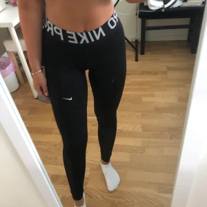 Tränings leggings - Snygga tränings tights från Nike. Kommer tyvärr inte till användning, dom är i storlek S! Frakten ingår redan.🖤🤍 pis kan diskuteras
