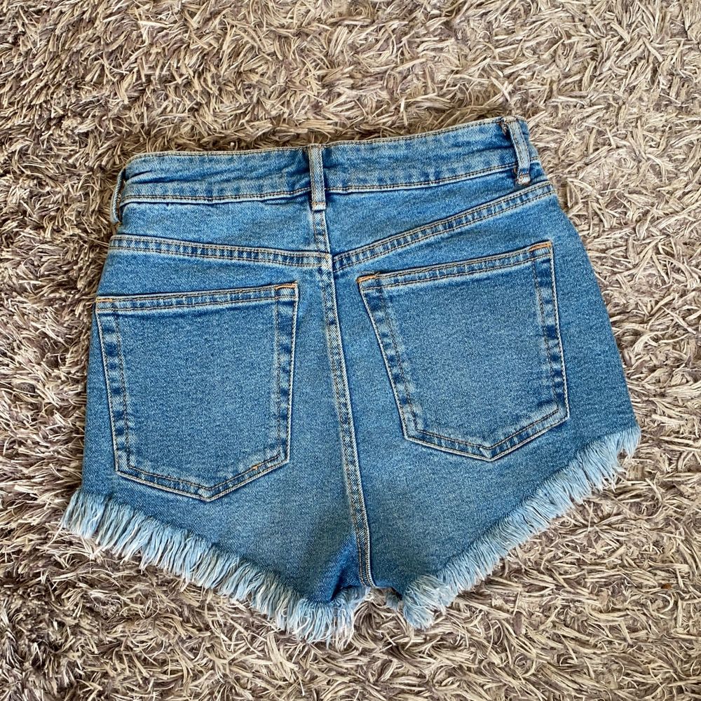 Snygga jeansshorts från zara med slitningar i kanten. . Shorts.
