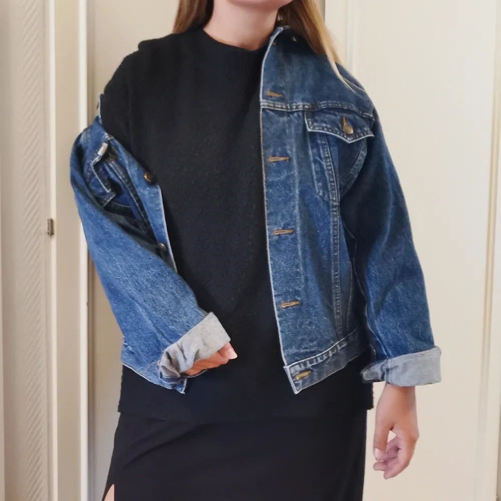 Jeansjacka från ROCKY, troligtvis herr men funkar som unisex. Ger en nice oversize look, väldigt klassisk och stilren. Köpt på second hand men väldigt fräsch. Oanvänd av mig. Lappen i nacken med info är urtvättad men den känns som en Large. . Takit.