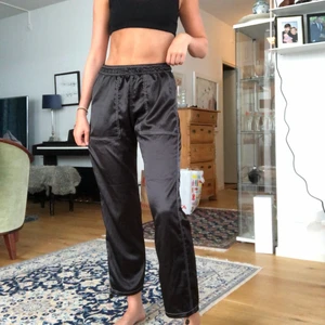 Svarta satin cargopants - Resår både vid slutet av benen och magen så går att justera dem. Använda fåtal gånger, frakt tillkommer