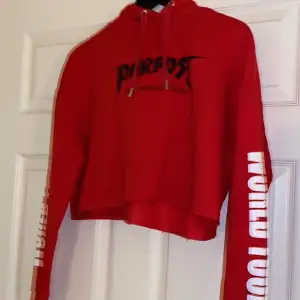 En super fin röd hoodie från Justin Bieber