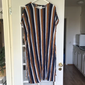 Klänning - Superfin klänning. Svalt tyg, perfekt för sommaren. Fint skick! 