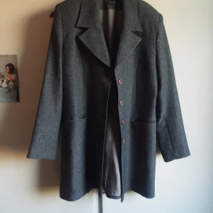  - Grå kavaj liknande jacka. Tunt material. 70kr + frakt!