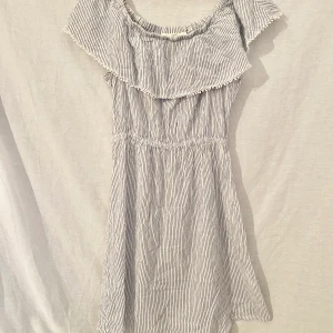 Ljusblå Randig Sommarklänning - Storlek 34 men passar väldigt bra även de som har storlek Medium. Bar axlar. 