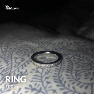 Förlovnings ring - Ring i titan om jag inte är ute och cyklar, med stenar. Ringens diameter är 19 mm (se sista bilden)