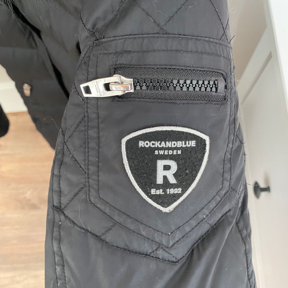 Vinterjacka från Rock & Blue med äkta päls. Storlek 38. Väldigt bra skick, ser nästan ut som ny. Orginal pris: 3999kr Jätteskön och sitter jättefint på. Pris kan diskuteras, jag står inte för frakten. Skriv vid intresse eller efterfrågan för fler bilder.. Jackor.