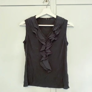 Svart tröja/blus - Svart tröja/blus. Fin! Köparen står för frakt.