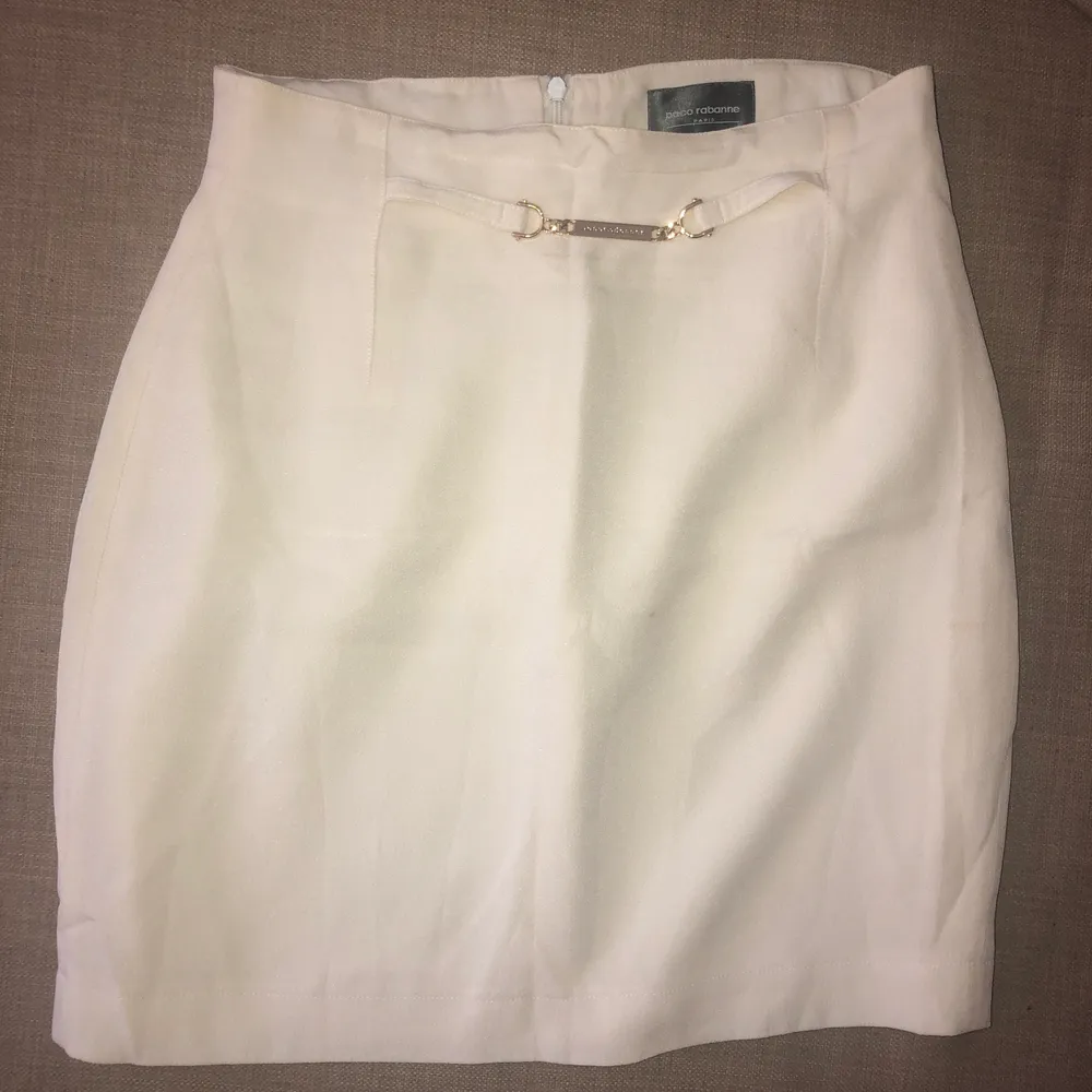 white mini skirt. Kjolar.