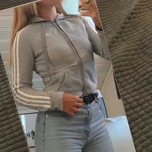 Adidas  - En adodas kofta som jag inte använt på ca 2 år. Jätte fin och skön. Hoppas någon kommer få användning av den. Den passar mig och jag har storlek S. Hör av er om ni har frågor💗💗 frakt ingår inte