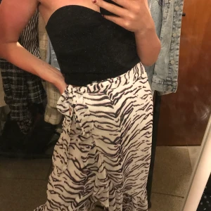 Snygg zebra kjol från Bik bok🦓💞 - Vädligt ball kjol köpt från Bik bok!!☺️☺️☺️ Lätt o sätta på och av. Bra till stranden. Storlek 34 men skulle säga att den passa alla storlekar då du knyter den själv😋 köparen står för frakt!