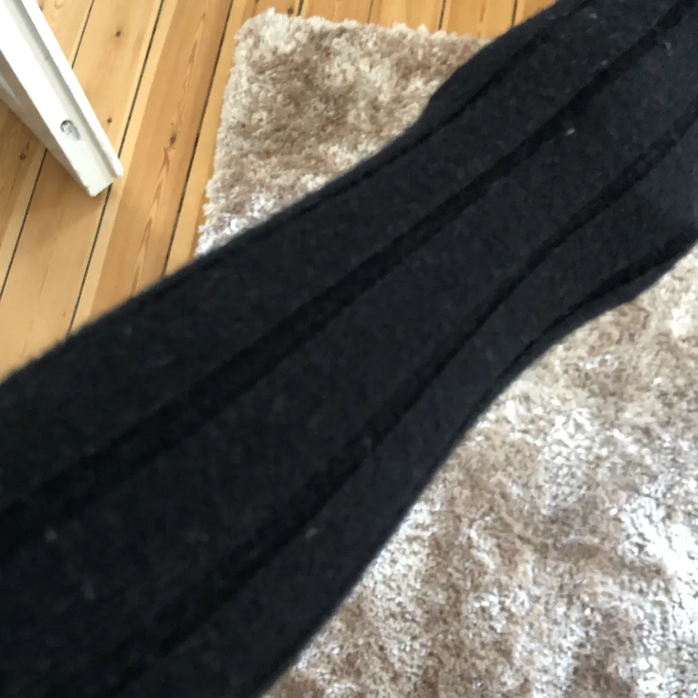 En enkel men även mönstrad polotröja med hållbart material. Älskar verkligen denna tröja för den är randig men i svart färg som tröjan, väldigt charmig om du frågar mig:). Tröjor & Koftor.