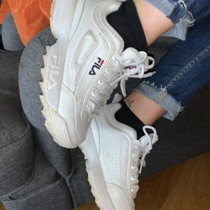 Filaskor - Säljer mina Filaskor som är sparsamt använda. Säljer pga för små. Lite noppriga invändigt vid hälen annars superfina. Det är strl 37 men skulle säga mer 36,5. Skickas mot frakt✨