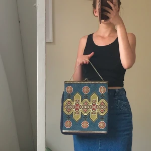 Virkad handväska - Handväska med virkad framsida. Har ett innefack. Bra skick. Frakt tillkommer. Möts på södermalm 💞💞💞 hör av er om ni har frågor