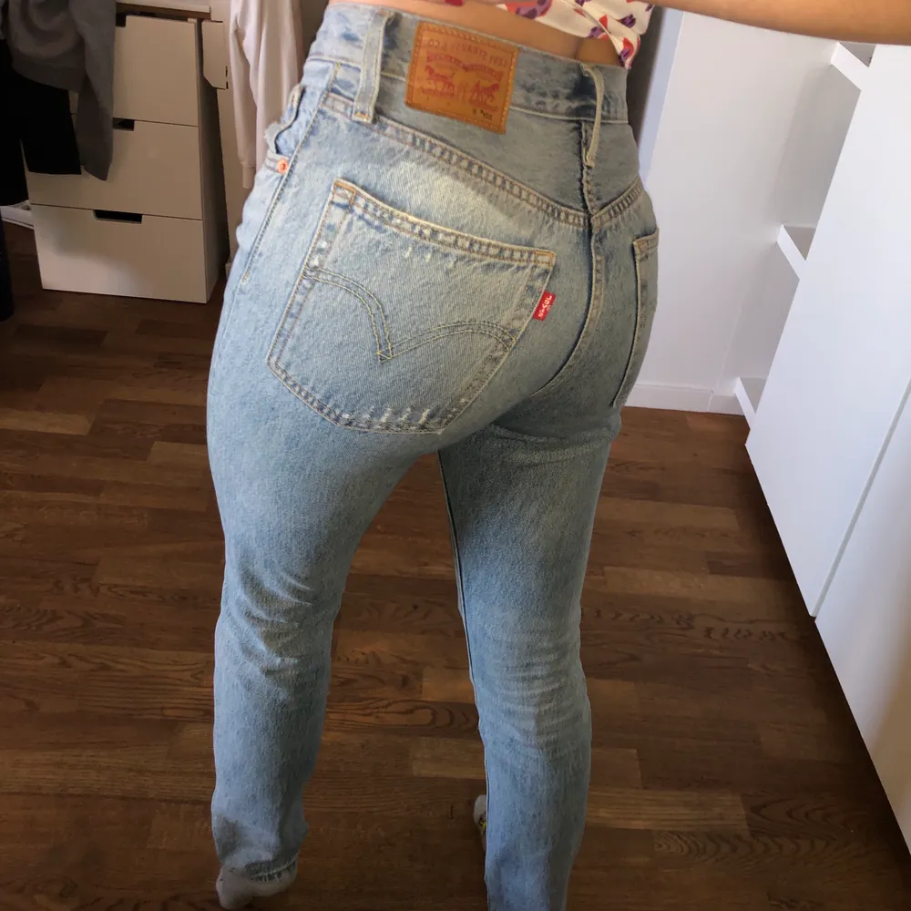 Intressekonflikt på mina favvojeans från Levi’s, modell 501. Väldigt somriga och i mycket bra skick! Köptes i USA för ca 1100kr. Buda osv:). Jeans & Byxor.