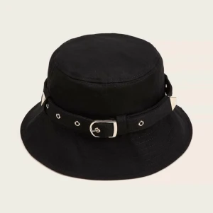 Bucket hat med bälte  - As cool svart bucket hat med bälte som går ta bort. Guld detaljer! Buda! Startpris 60kr! 🕊
