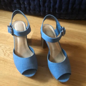 Sandaletter  - Snygga o bekväma klackar som inte kommer till användning tyvärr! Platå på ca 2cm gör att de inte känns lika höga som de är. märke är attitude, storlek är 38 men funkar på mig som är 39 🙌🙌 möts i Stockholm eller så står köparen för frakt 