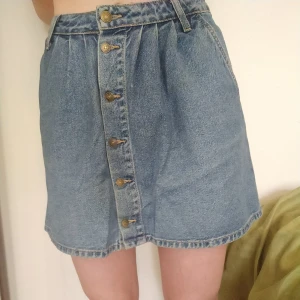 Jeanskjol med knappar fram - I ordentligt/styvt jeansmaterial! Perfekt skick. Vi delar på frakten ✨