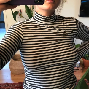 Randig polo - Världens skönaste polo från Gina! Skitsnygg under en svart hoodie tex! - köparen står för frakten🌻