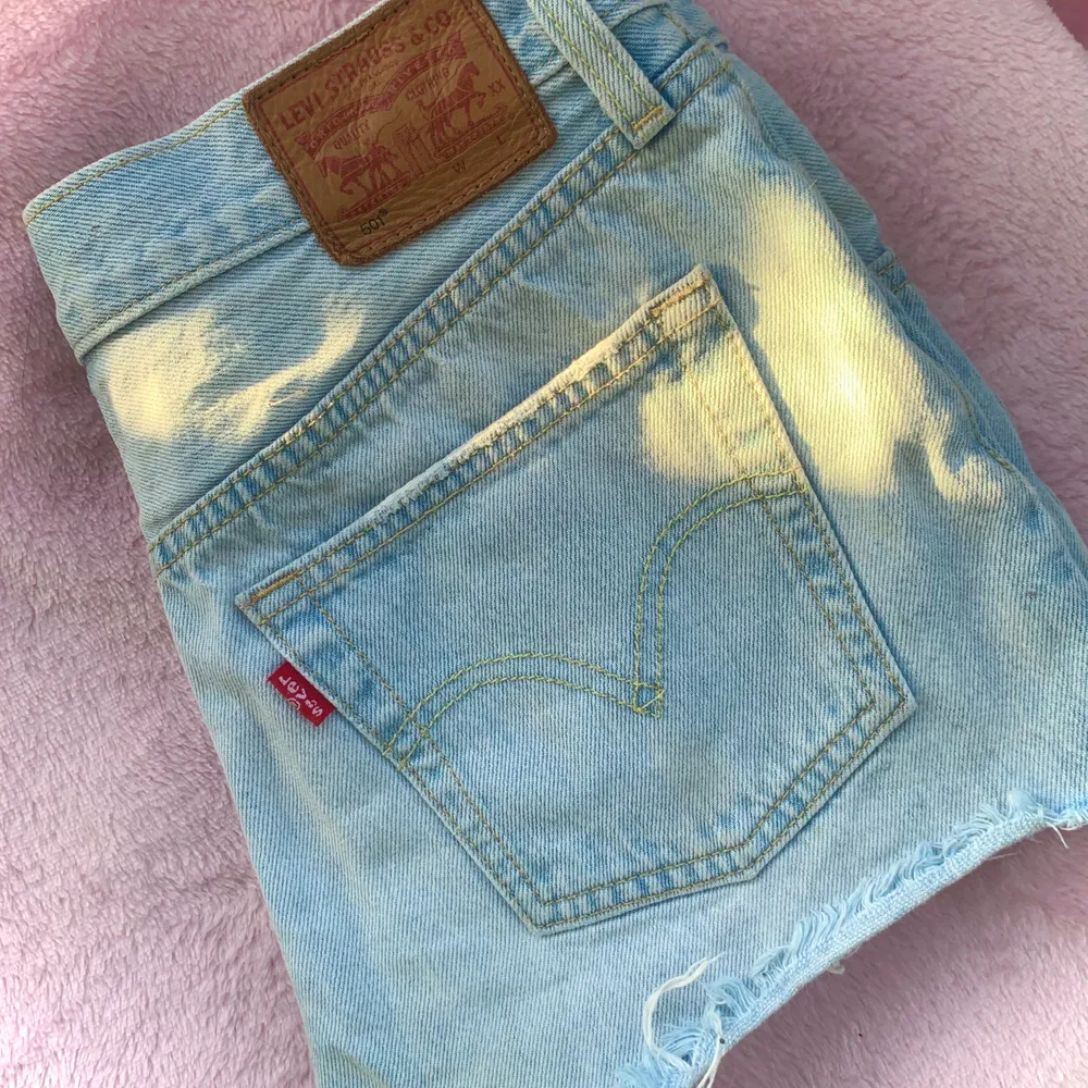 Ljusblå jeansshorts från Levi’s i fint skick!. Shorts.