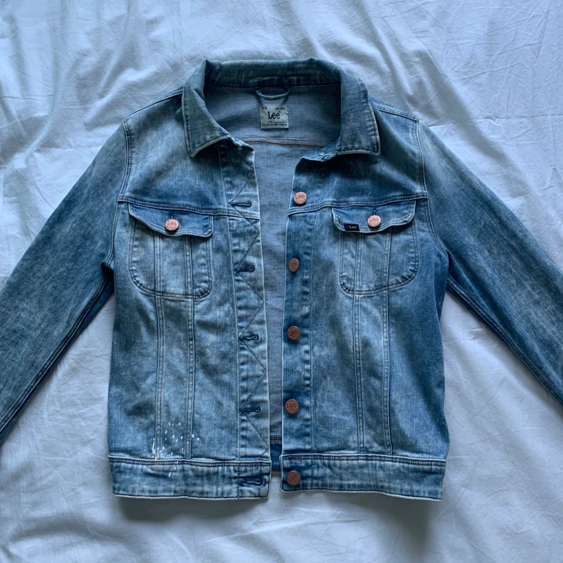 Ljus jeansjacka med färgstänk