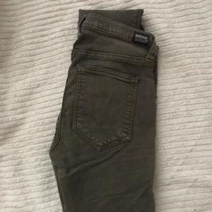 Gröna dr denim - Gröna dr denim byxor i strl 34, väldigt stretch matieral och sköna, passar även strl 36. ❤️
