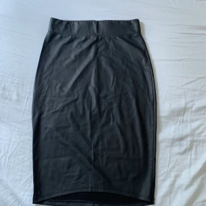 Svart längre Kjol  - Snygg svart lite längre thigt kjol. Kjolen är ifrån Shein i storlek S och har tyvärr inte kommit till användning för mig. Köparen står för frakten. ⚡️