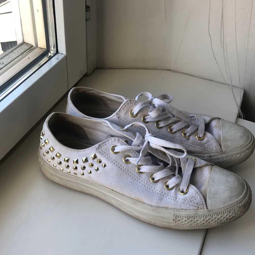 Äkta Converse i storlek 39. De är helt hela och relativt rena. Nitarna och även andra detaljer är i guld. Skriv vid intresse! ❤️❤️ (möts i stan). Skor.