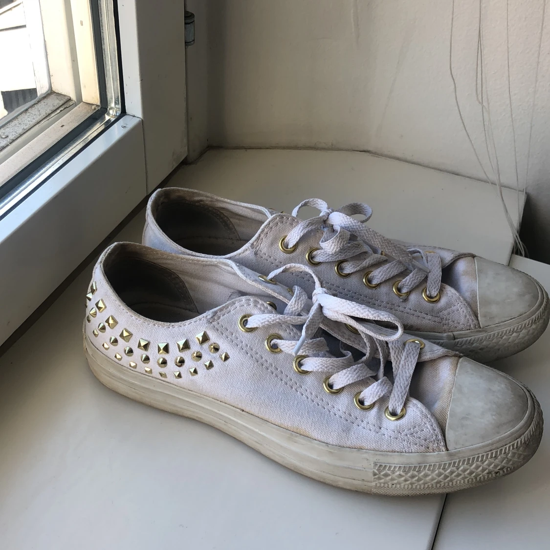 Vita Converse med nitar
