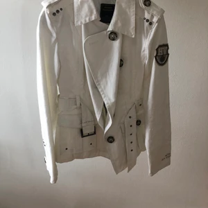 HV Polo kappa - Vit HV Polo kappa. Använd en gång och är i nyskick. Figurnära med många detaljer. 700kr nypris. Frakt tillkommer om man inte kan möta upp i Växjö