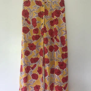 & other stories kjol i storlek 34  - Mycket fin kjol i storlek 34, fin passform med slits fram. Aldrig använd så är som ny ✨