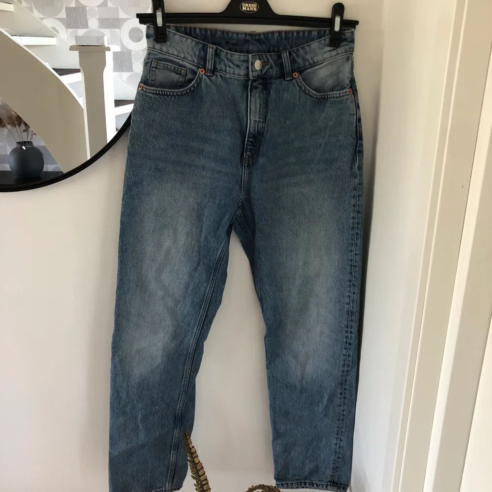 Moluna jeans från Monki i blå tvätt, storlek 29, midjemått 78 cm. Nyskick! Pris 150kr pp 63kr . Jeans & Byxor.
