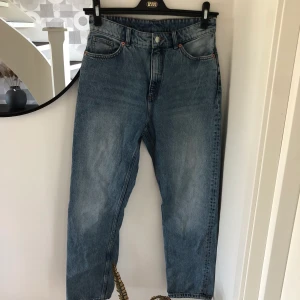 Monki jeans - Moluna jeans från Monki i blå tvätt, storlek 29, midjemått 78 cm. Nyskick! Pris 150kr pp 63kr 